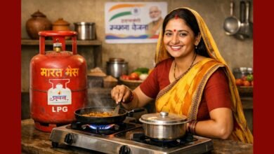 महिलाओं के लिए फ्री गैस सिलेंडर योजना 2026 के तहत एलपीजी गैस सिलेंडर का उपयोग करती महिला