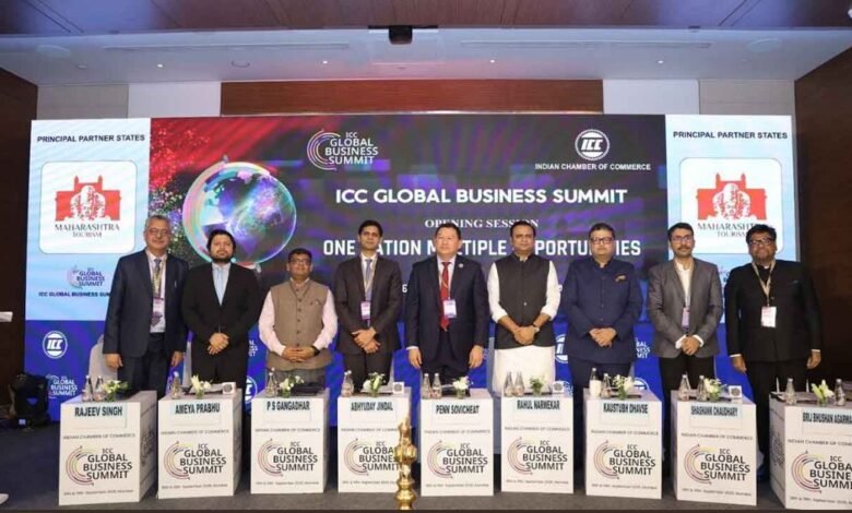 Global Business Summit 2026 में प्रधानमंत्री नरेंद्र मोदी NDA बनाम UPA विकास मॉडल पर संबोधन करते हुए