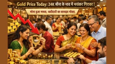 24K gold price today में गिरावट के बाद भारत में सोना खरीदते ग्राहक