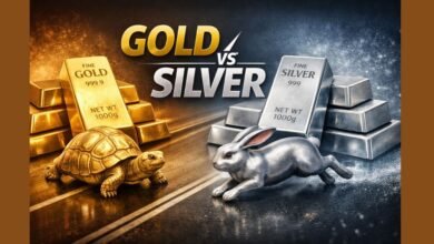 सोने की ईंट और चांदी की ईंट की तुलना दर्शाती हुई गोल्ड बनाम सिल्वर निवेश की अवधारणा