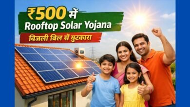 घर की छत पर लगे सोलर पैनल और Rooftop Solar Yojana सब्सिडी का लाभ उठाता भारतीय परिवार