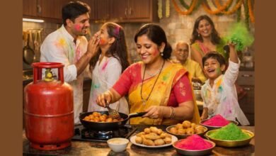होली से पहले घरेलू LPG गैस सिलेंडर की कीमत ₹600 होने की खुशखबरी दर्शाता भारतीय परिवार